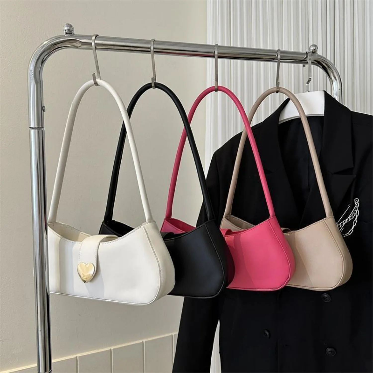 

2026 new women's high-end French retro black armpit bag with gold heart-shaped buckle, fashionable and gentle style handbag