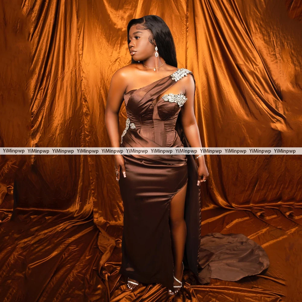 Sukienki druhen na jedno ramię Ślub 2025 Satyna Kryształy Rozcięcie boczne Syrena Tren Sweep Seksowna Sukienka na Przyjęcie Weselne Szyta na Miarę