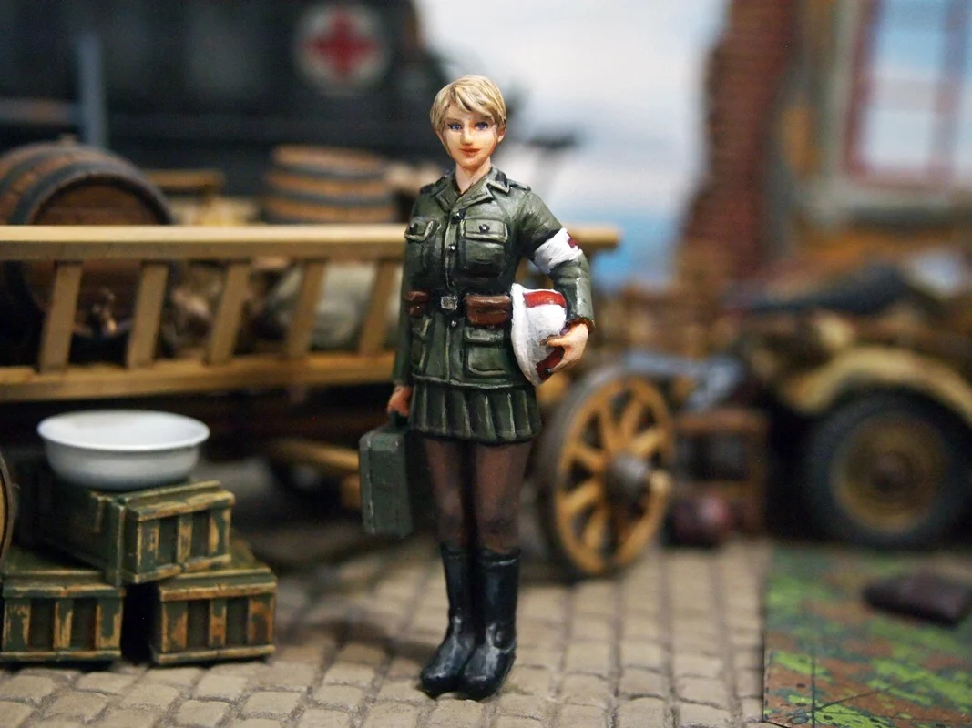 Military Theme Female Ambulance Rest 3 People (without Scene) Resin Figure Model Kit Self-Assembly Unpainted DIY Toy Statue