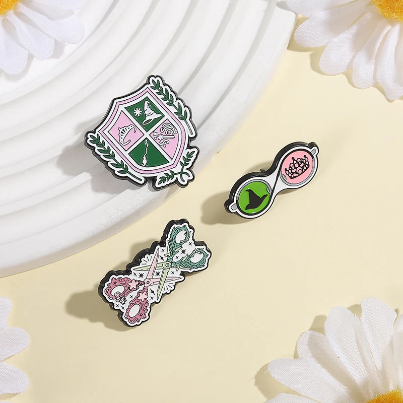 الساحرة الخيال فيلم بروش المينا دبابيس قبعة الساحرة تاج عصا سحرية درع دبابيس الملابس شارة التلبيب مجوهرات هدايا للأصدقاء