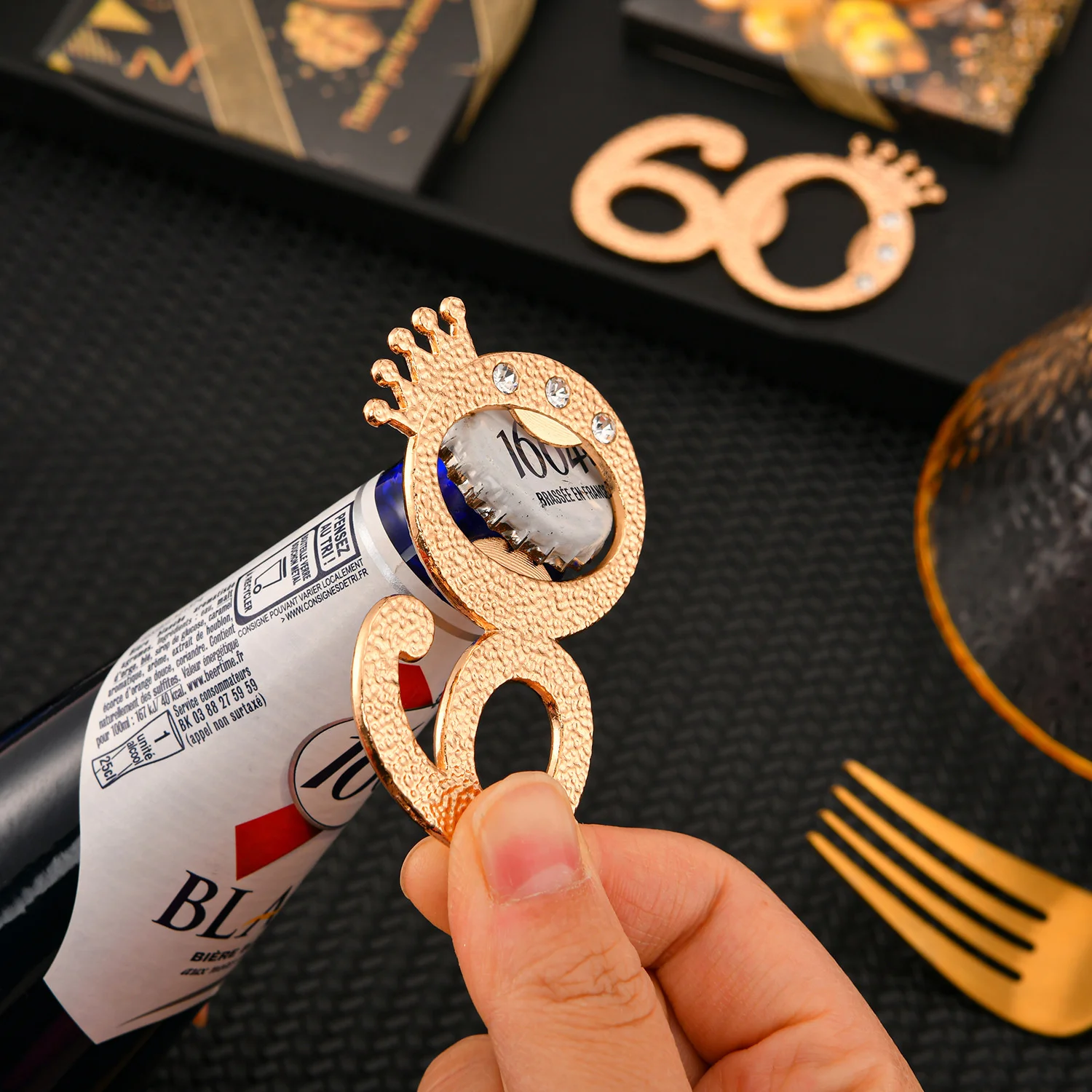 

100 шт., 60-летняя открывалка для бутылок, подарок на вечеринку, черное золото, цифровая корона, 60 открывалка для бутылок