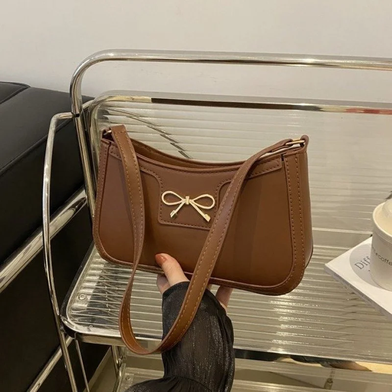 

Ladies Chic Leather Crossbody Bag For Daily Commute With Adjustable Strap In Classic Design