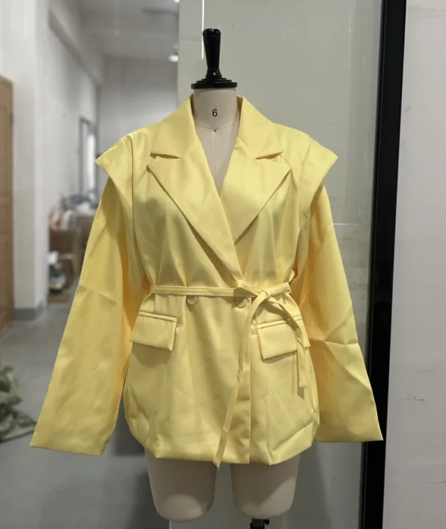 เสื้อเบลเซอร์ผู้หญิงปี 2025 แบบใหม่ พร้อมแผ่นรองไหล่ สายคาดเอว ดีไซน์หรูหรา เหมาะสำหรับใส่ทำงาน แขนยาว สีเหลืองสดใส ชมพู ฟ้า แดงเบอร์กันดี ลายดอกไม้