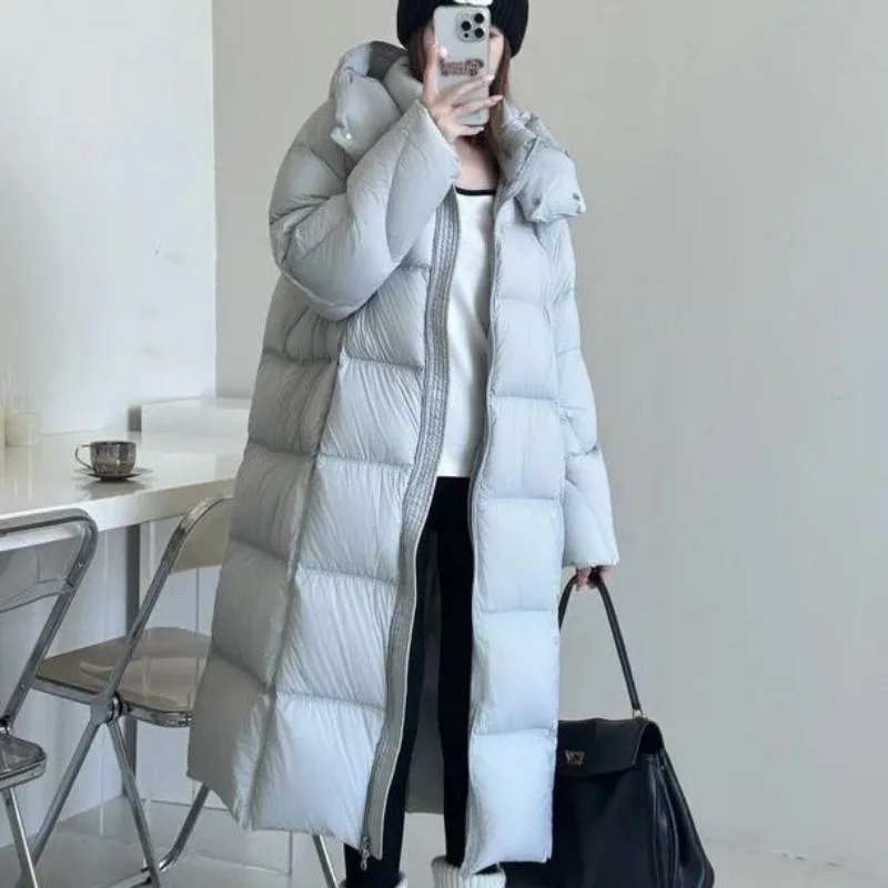 جاكيت شتوي جديد منفوخ بتصميم كوري فضفاض وعصري، معطف طويل سميك من ريش البط الأبيض مع غطاء للرأس مقاوم للرياح