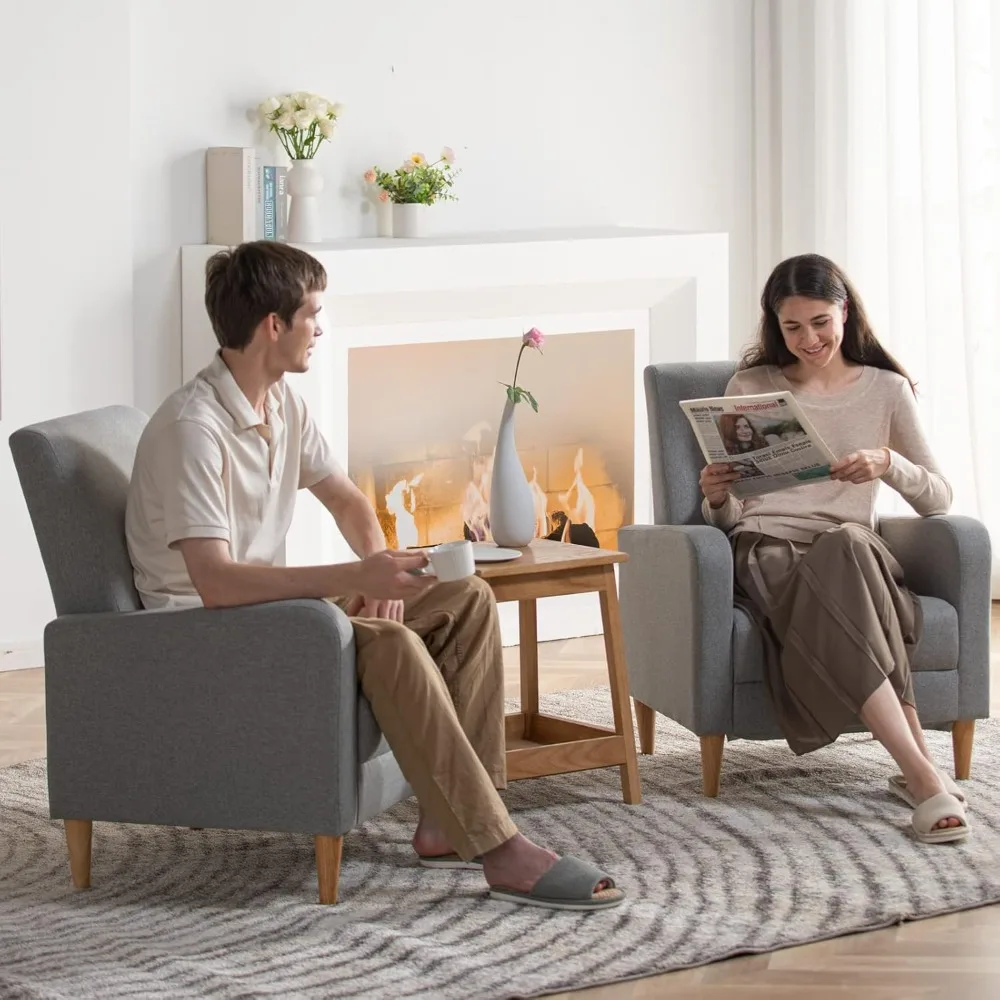 Пара мягких стульев для гостиной с подлокотниками, подушками для спины и деревянными ножками.