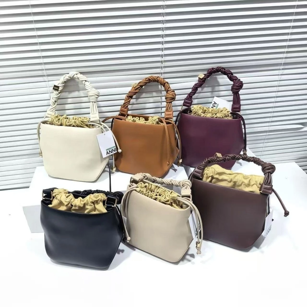 26ss Smooth Faux Leather Bucket Bag Braided Twist Handle Drawstring Inner Pouch Detachable Strap Vintage Women Shoulder Handbag