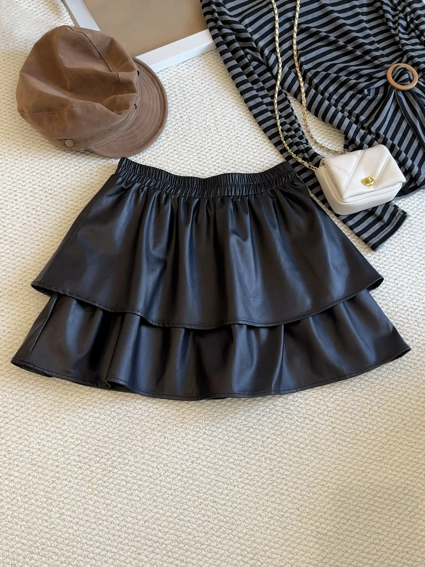 Lotusblatt Rand kleiner Lederrock Halbkörperrock für Frauen Herbst und Winter koreanische Version PU-Leder schlankmachender A-Linien-Rock