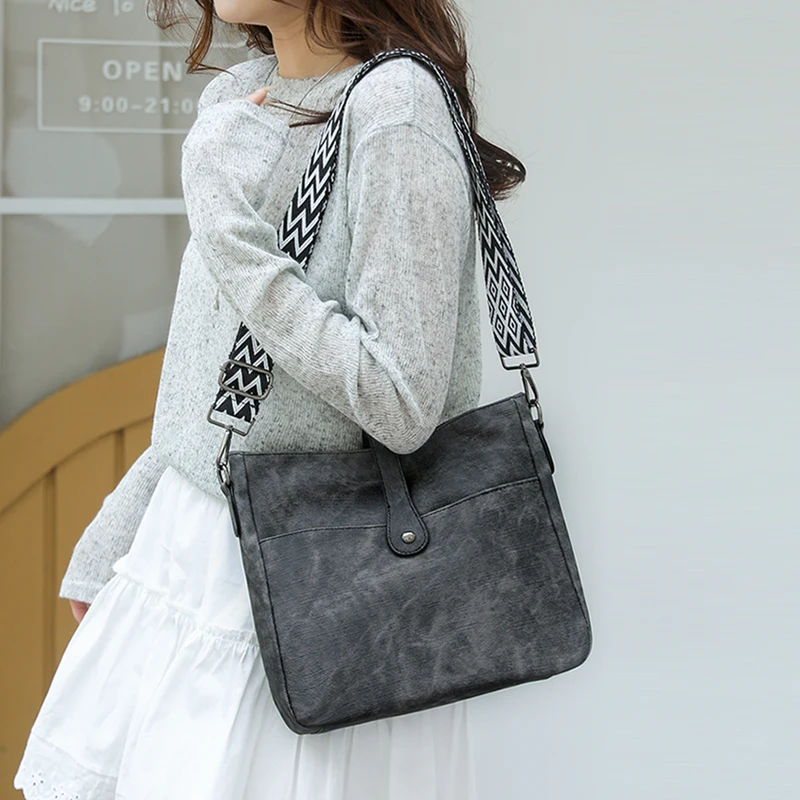 

Trendy Fake Leather Women's Shoulder Bag - Versatile Single Strap Crossbody Purse & Handbag for Daily Use, Office, Travel wallet