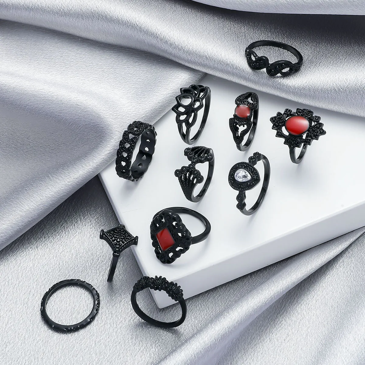 Retro diamond-set hollow engraved palace personalized fashion dark wind eleven-piece ring