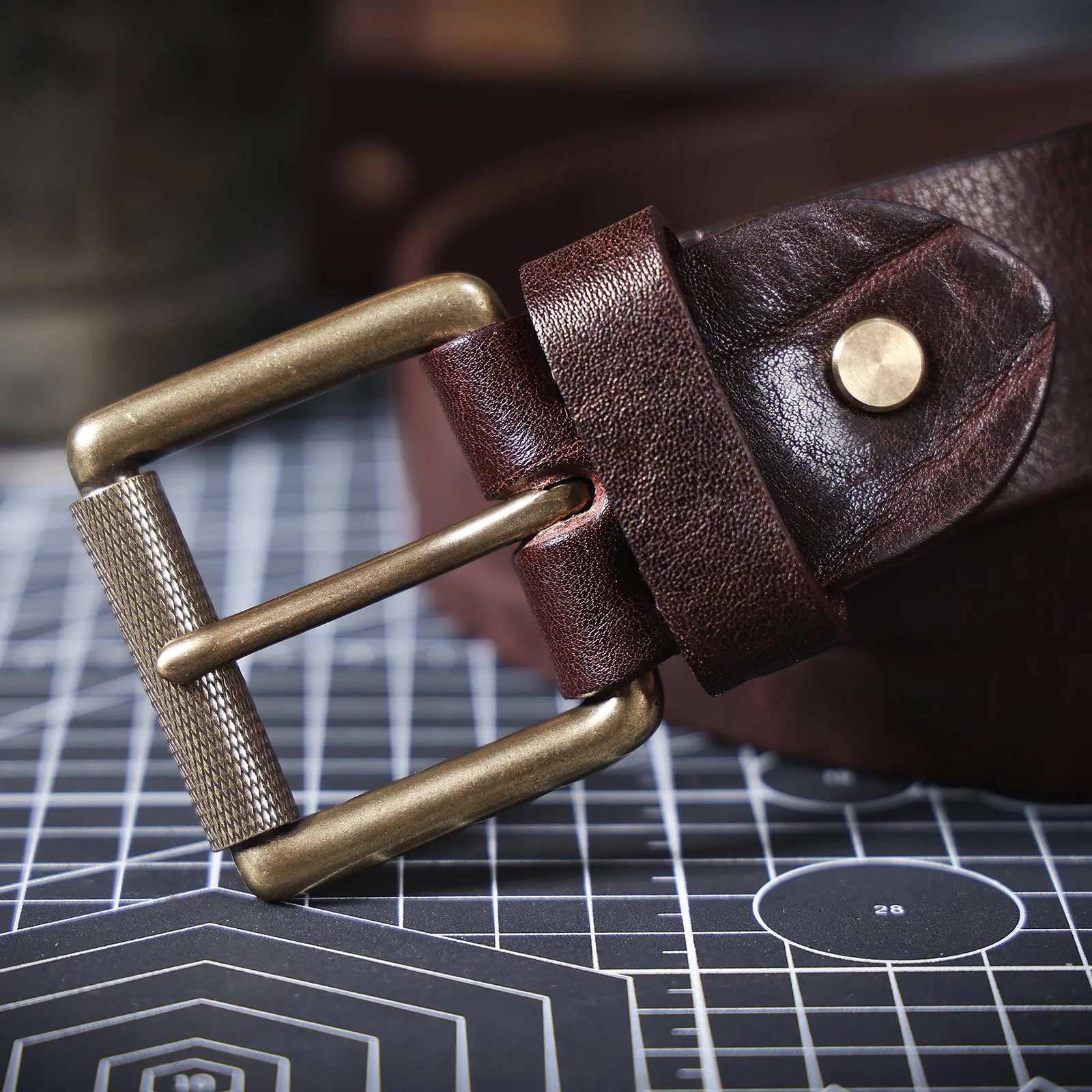 S.WORKER Klassischer Dicker Echtledergürtel für Herren aus Vollnarbigem Rindsleder Vintage Casual Gürtel für Jeans & Formelle Kleidung mit Messingschnalle – Detail 13