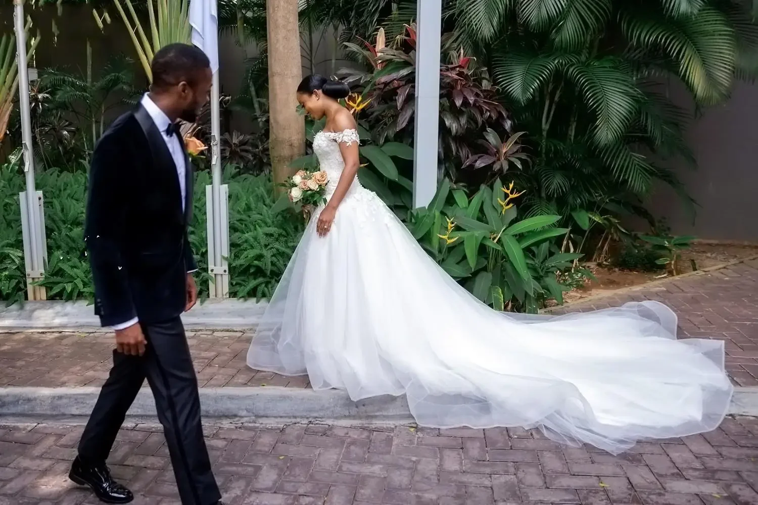 Personalizado fora do ombro rendas apliques vestidos de casamento trem varredura pérolas voltar a linha vestidos de noiva de boda