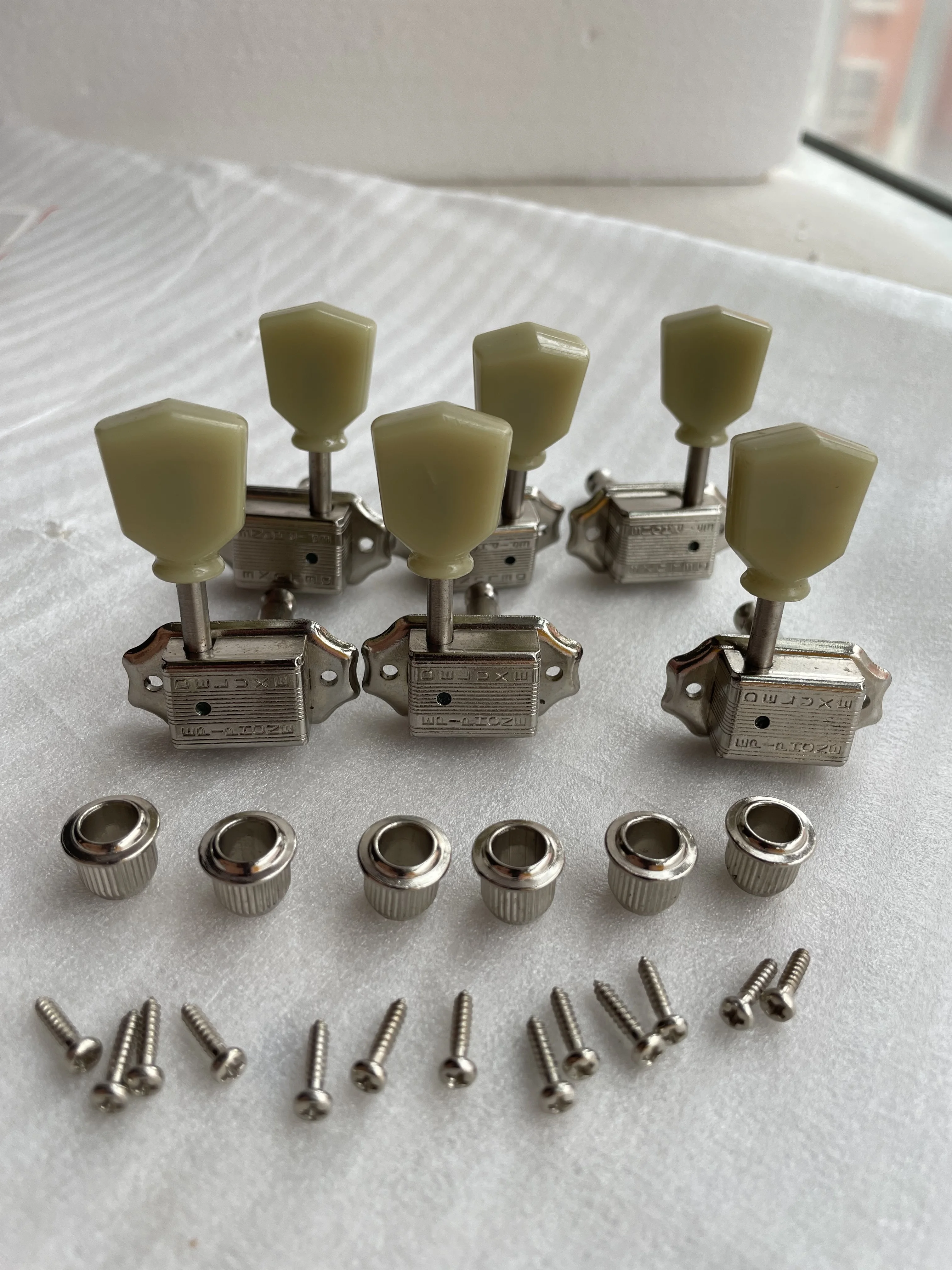 Original Guitar String Tuning Pegs, All Closed Guitar String Button Tuner, Plastic Green Machine Heads, 3L3R Stock (Not New)