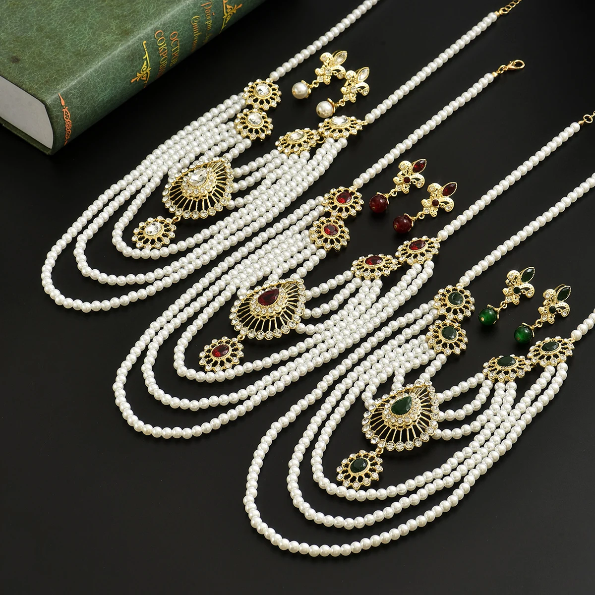 الرجعية المحكمة نمط اليدوية مطرز متعدد الطبقات تصميم قلادة مع زهرة على شكل قلادة طقم من الحلقان كمجموعة من المجوهرات 2 قطعة