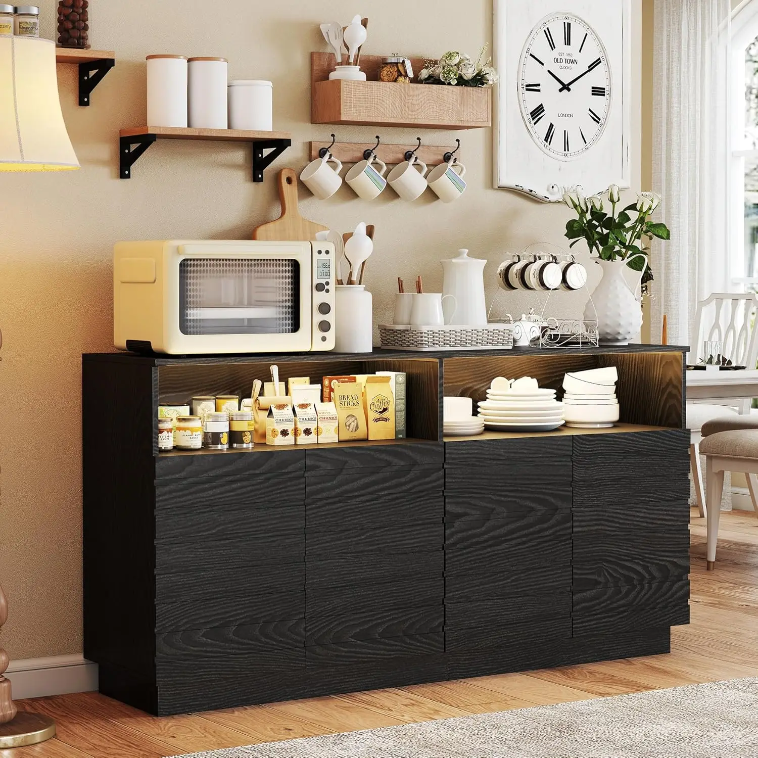 Credenza nera da 60' con luci a LED e ante scanalate, ripiani regolabili, mobile bar per soggiorno