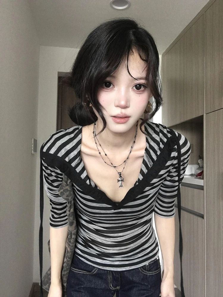 قميص نسائي صيفي بأكمام طويلة وقلنسوة، تصميم نحيف مع حماية من الأشعة فوق البنفسجية، نمط رقيق بتصميم مخطط أنيق للفتيات