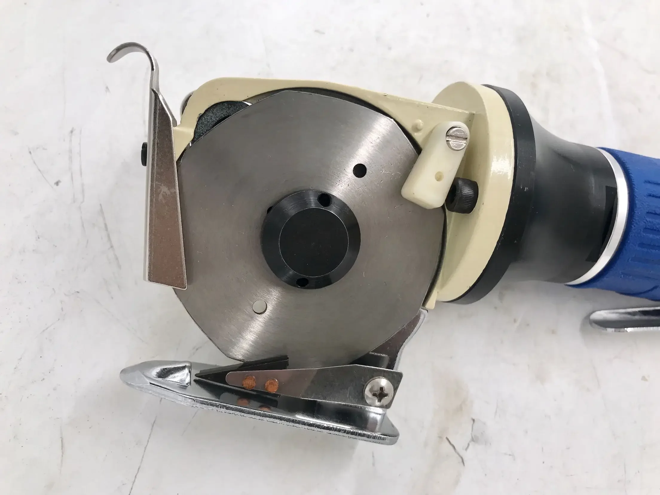 

Pneumatic Air Scissors for Leather cloth fabric Cutting, round blade air cutting machine