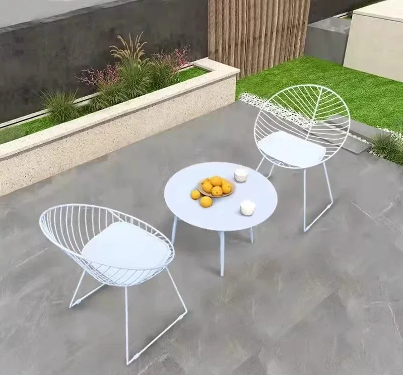 

Балконный комплект: один стол, два креативных уличных стула, кофейный столик и стулья.