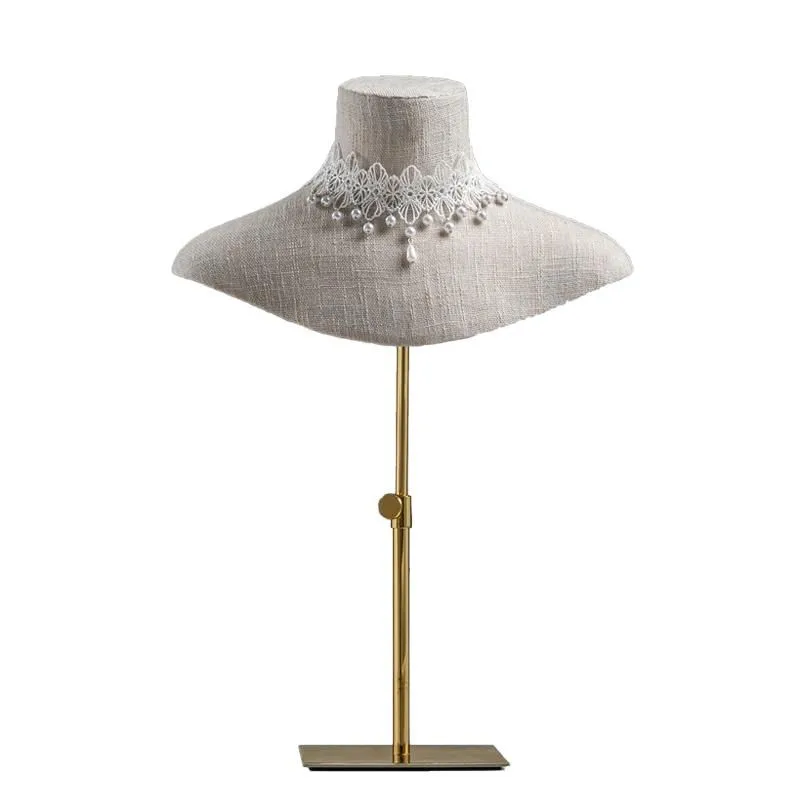 negozio-di-abbigliamento-da-donna-di-fascia-alta-collana-di-gioielli-scaffale-per-gioielli-ciondolo-scaffale-gioielli-sciarpa-di-seta-sciarpa-papillon-espositore