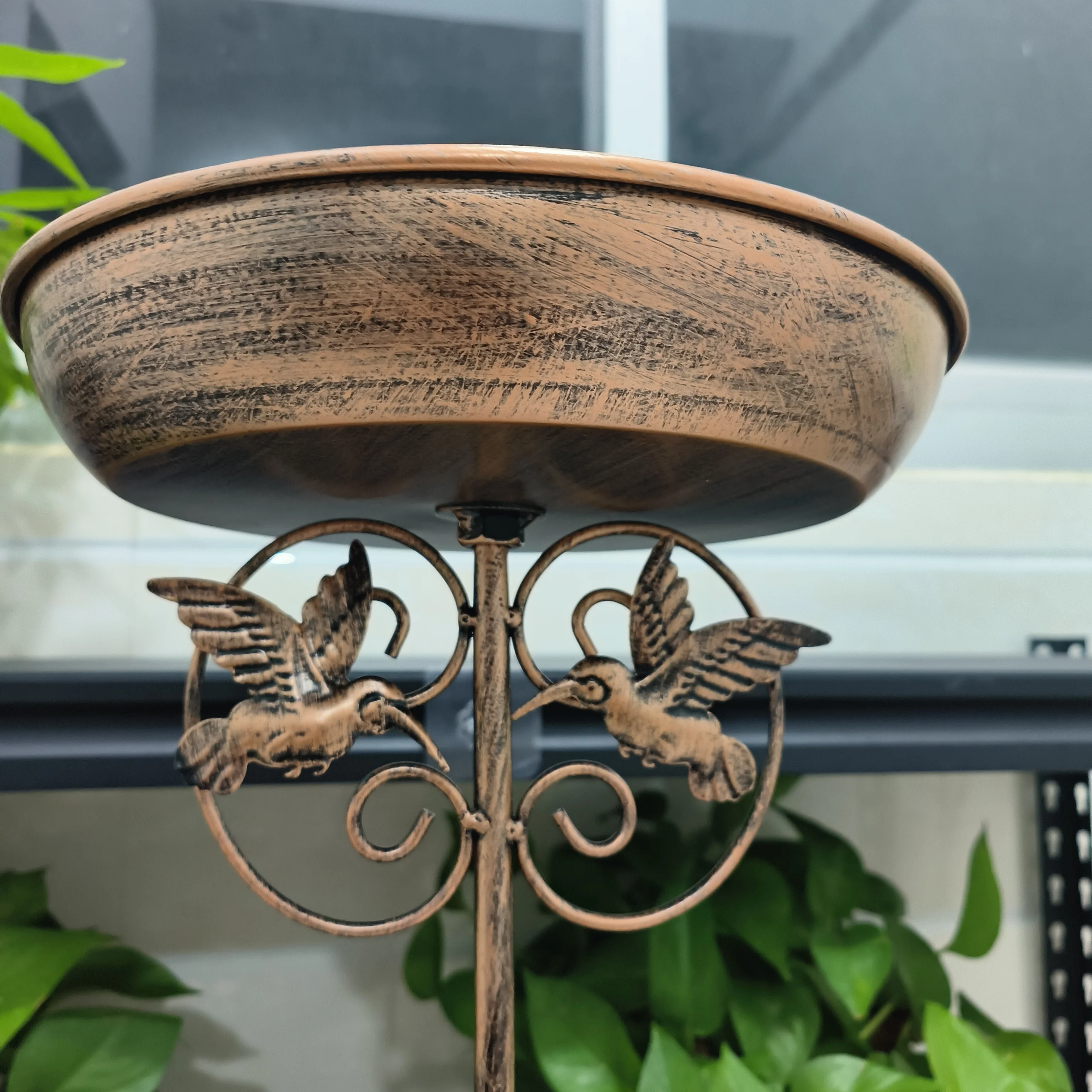 A Vintage Copper-Colored Five-Legged Bird Bath and Feeder Two-In-One, Outdoor Garden Floor-Standing Bird Waterer, Rust-Proof Metal Feeder, Courtyard Lawn Bird-Watching Supplies, Detachable and Washable