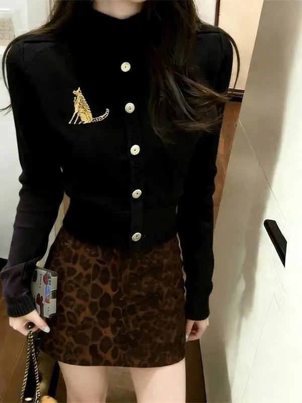 

Новый женский вязаный комплект: свитер и короткая юбка с леопардовым принтом. Модный повседневный костюм для осени и зимы.