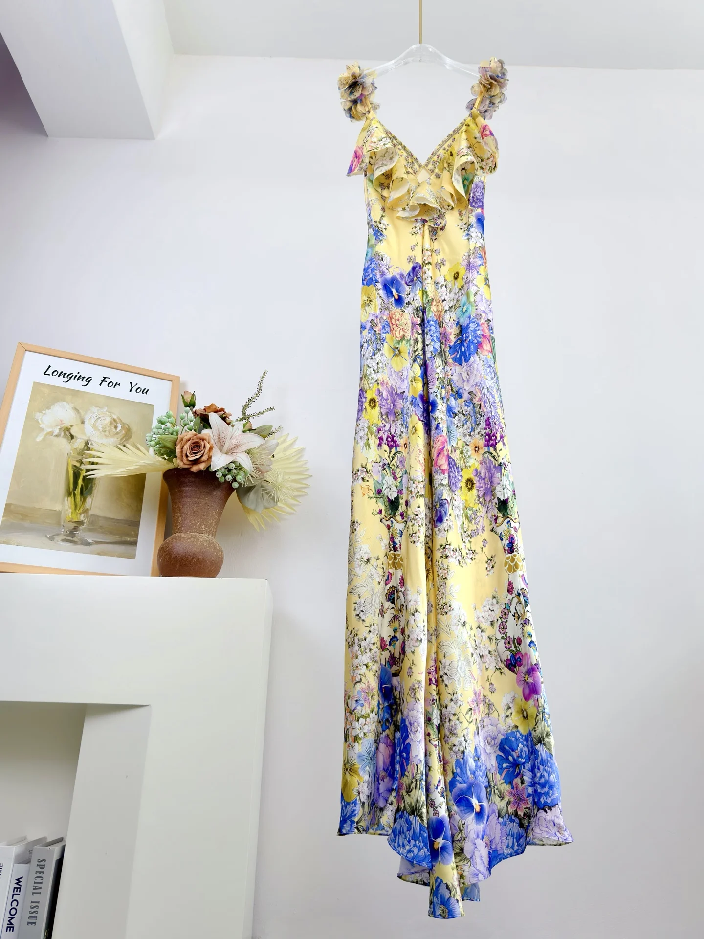 Długa sukienka damska z jedwabiu, z kwiatowym nadrukiem, dekoltem w serek, kryształkami, odkrytymi plecami, trójwymiarowymi kwiatami i ramiączkami.