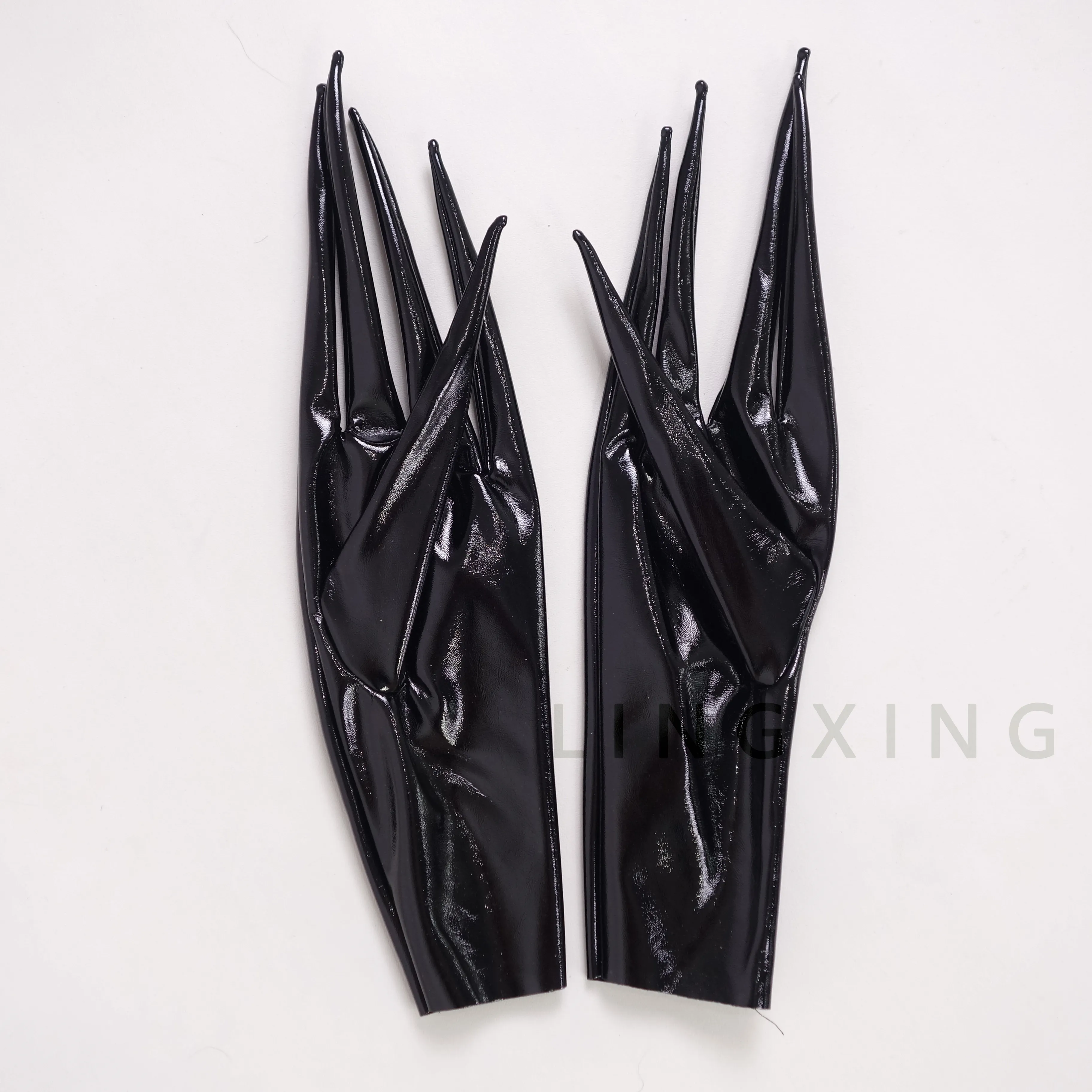 35 cm 14 Zoll spitze Fingerhandschuhe aus patentiertem Kunstleder PU mit langen Spikes an den Schultern, Armwärmer, glänzend schwarz, Pfoten-Drachenknöchel-Design – Detail 4