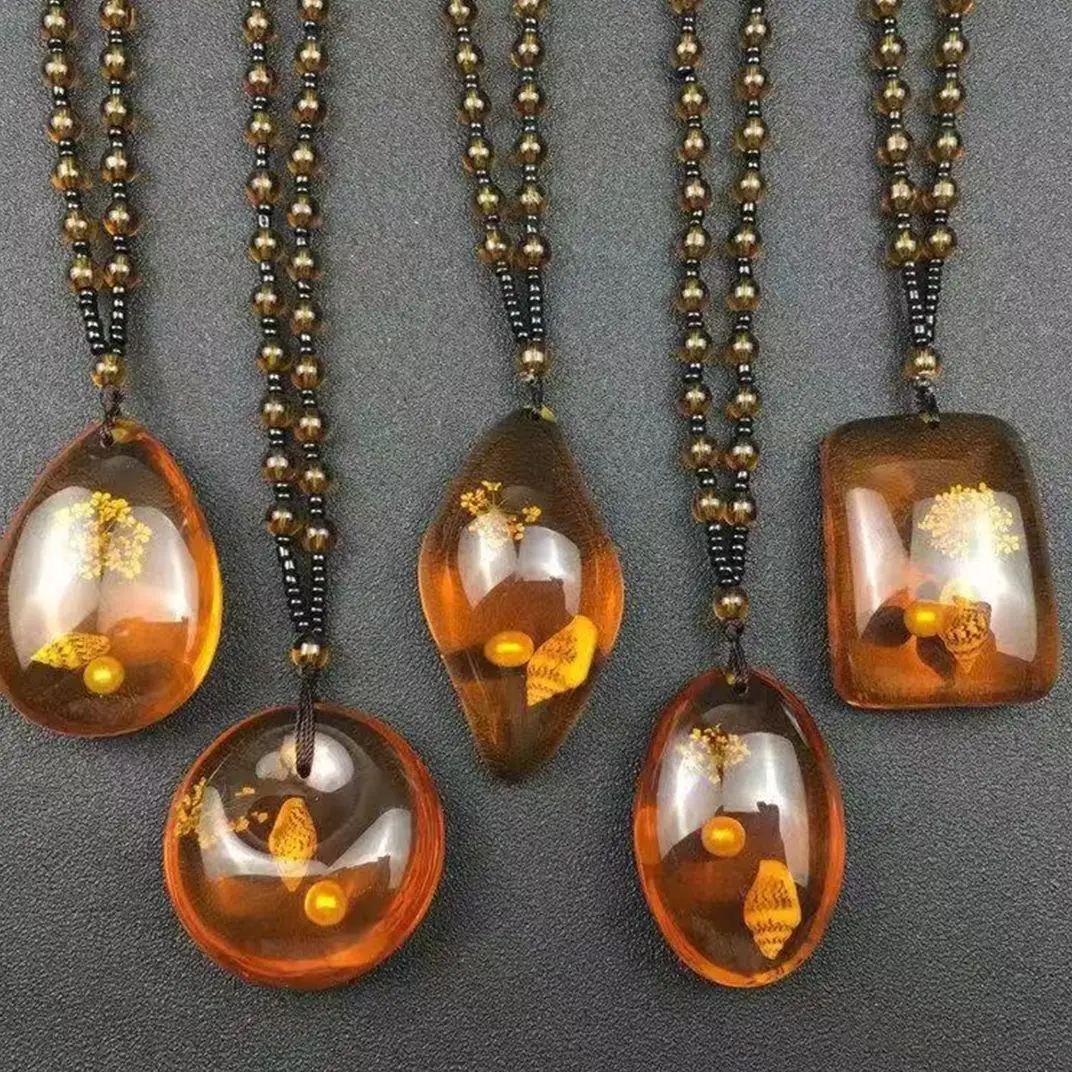 Amber Beeswax Necklace Heart Flower Drops Imitation Yellow Jade Pendant for Women Unisex Unique Necklace Jewelry Gift