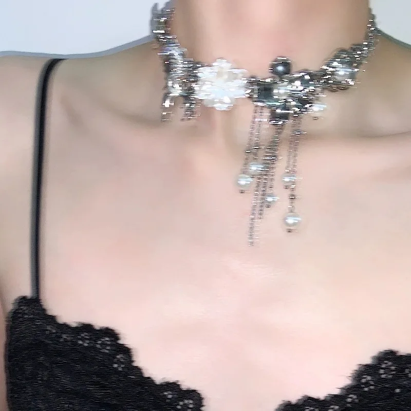 HUANZHI Romantic Elegant Flower Tassel Necklace Metal Butterfly Vintage Faux Pearl Choker Fashion Unisex Jewelry for Women New