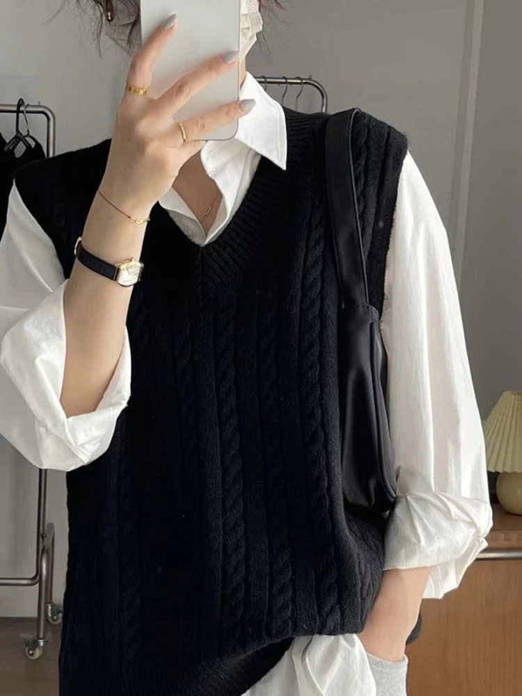 2025 V-neck Sleeveless Knitted Vest Women Vintage Solid Pullovers Cable Sweaters Korean Retro Vest Spring Autumn Loose Tank Tops