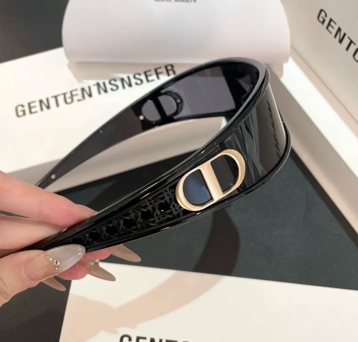 

Elegant Women's Classic Sunglasses & Headband 2-in-1 – Stylish UV Protection Accessory for Fashionable Sunwear & Hair Beauty