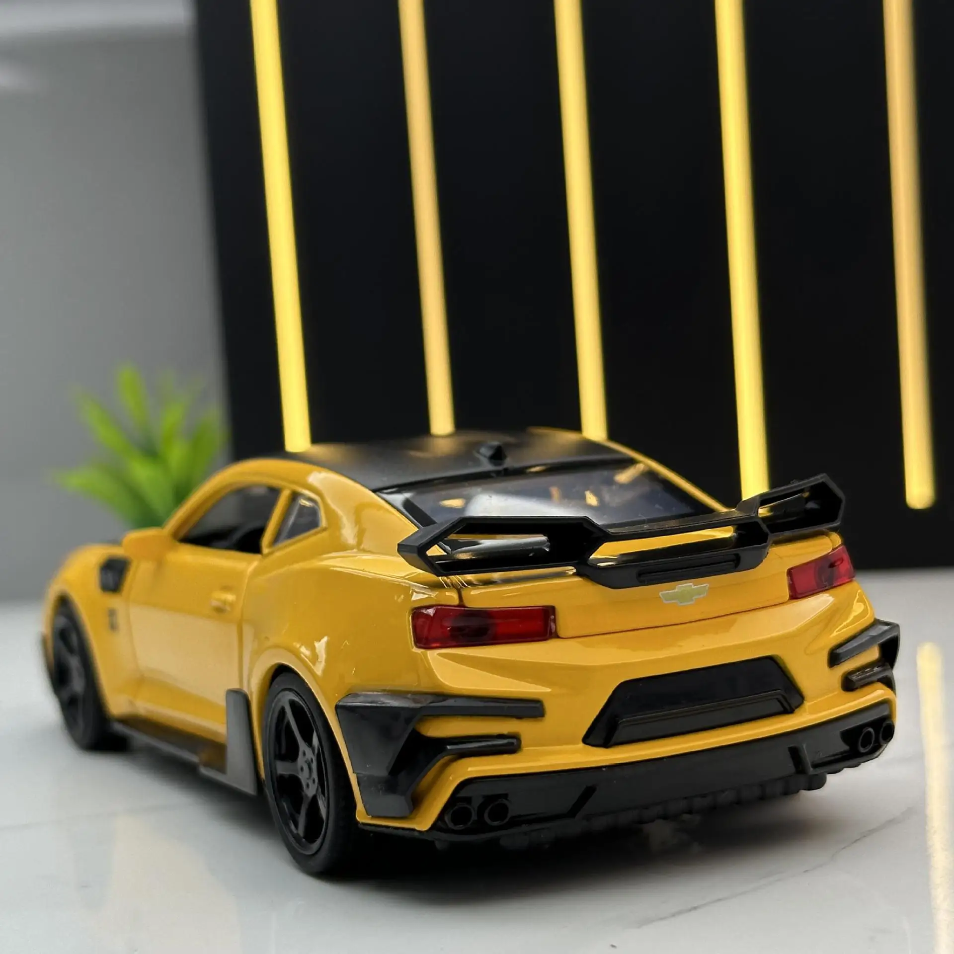 Alloy Car Model 1:32 Camaro Sports Car Pull Back Sound and Light Children's Toy Car Bumblebee Model Ornament