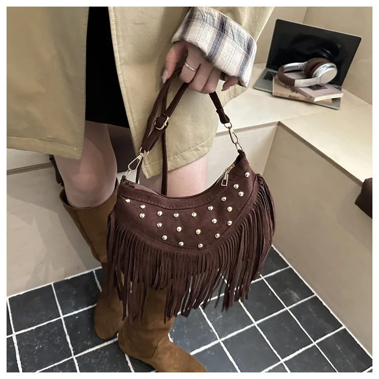 Retro Wildleder-Fransen-Schultertasche mit Metallnieten, Halbmond-Unterarmtasche, Vintage-Tageslook für Konzerte – Detail 18