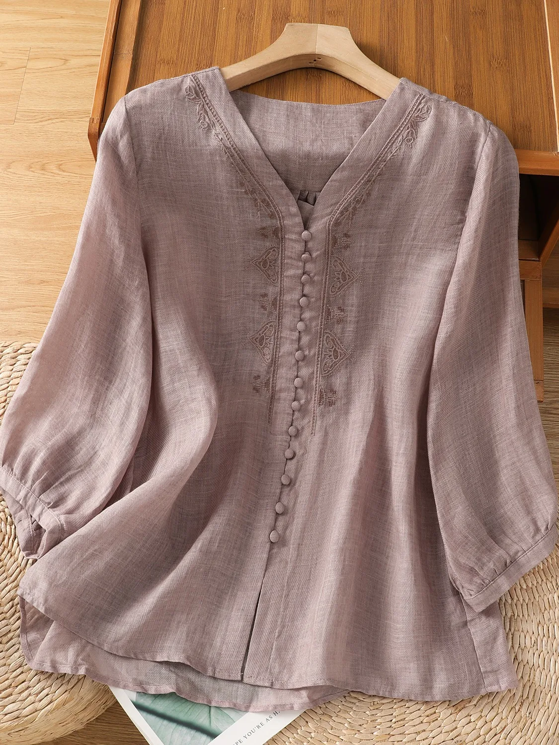 

Новая женская блузка из хлопка и льна с вышивкой в китайском стиле, летняя, легкая, простая, с V-образным вырезом, удобная, с коротким рукавом