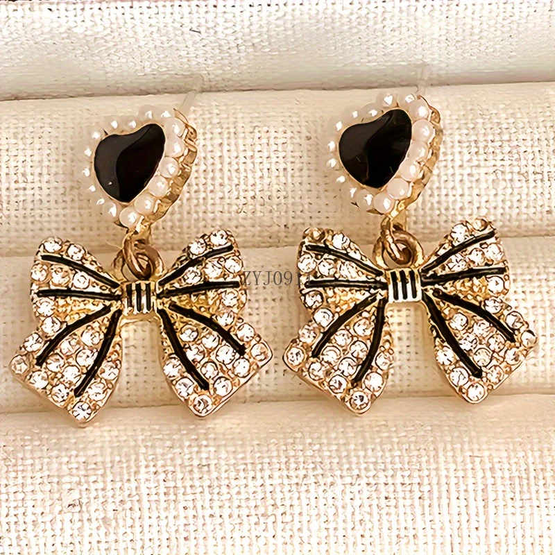 زوج واحد من الأقراط المصنوعة من اللؤلؤ المقلد من حجر الراين، والأقراط الراقية الفاخرة على الطراز الكوري، لقضاء العطلات.