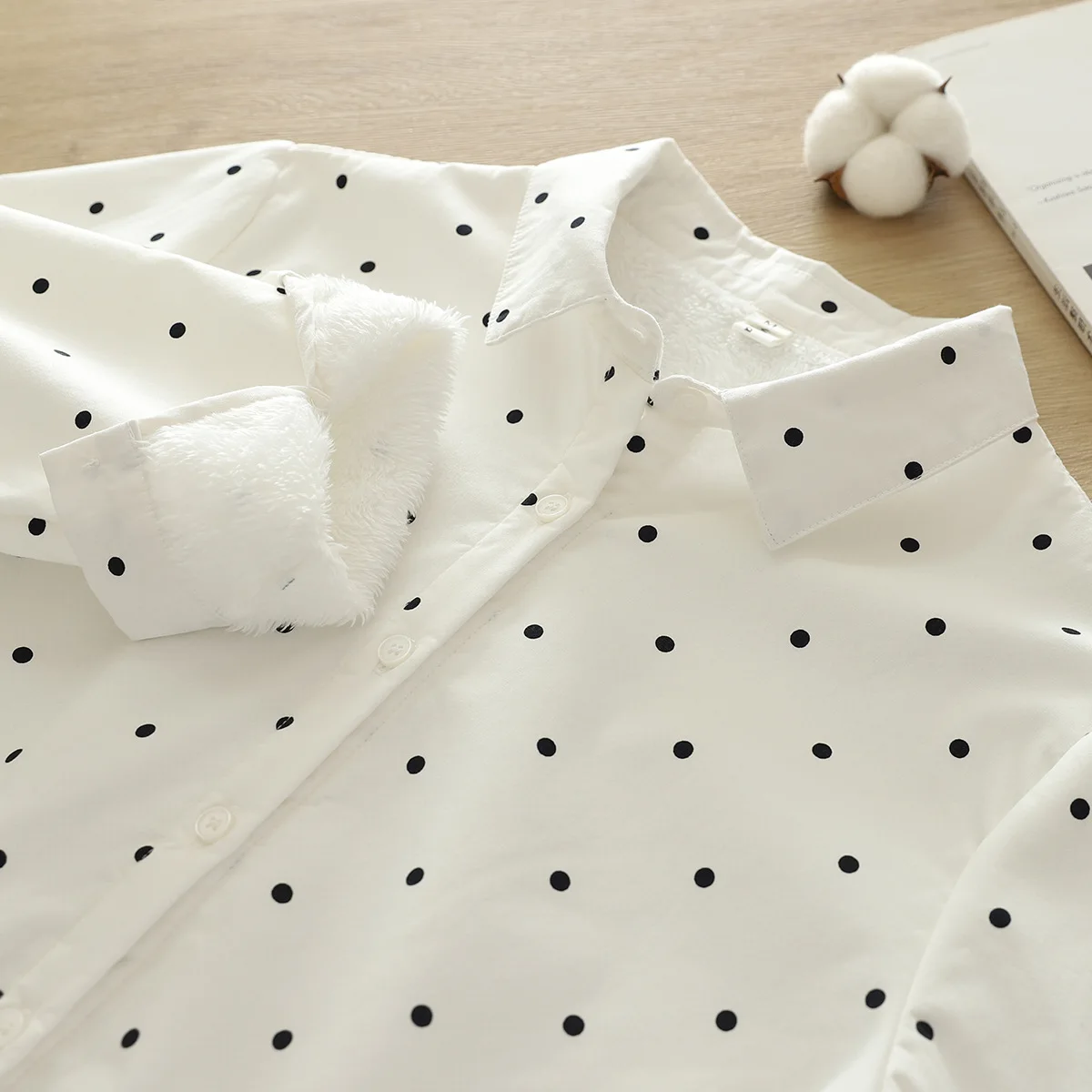 جديد 2025 الخريف قميص قطني بكم طويل الصوف ، المرأة بدوره إلى أسفل طوق نقطة الطباعة ، موري فتاة تخفيف بلوزة فضفاضة دافئة T5O852CC