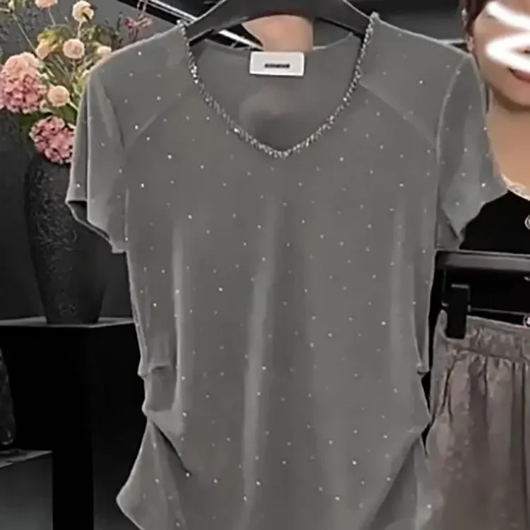 Grey T-shirt women's plus size design sense European hot drilling summer slim shoulder waist cover belly V-neck shirt.