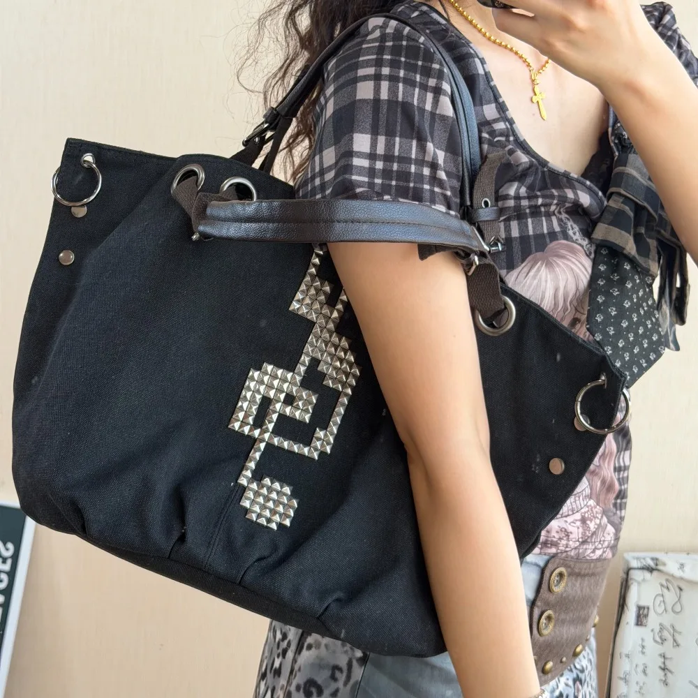 borse-a-tracolla-di-grande-capacita-borsa-decorativa-personalizzata-con-rivetti-borsa-in-tela-con-elementi-originali-della-sottocultura-punk