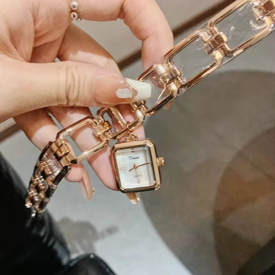 

Dinimi Ретро квадратные часы со скелетом и стразами, модный стальной ремешок, кварцевые часы, повседневный элегантный стиль, подарок на день рождения