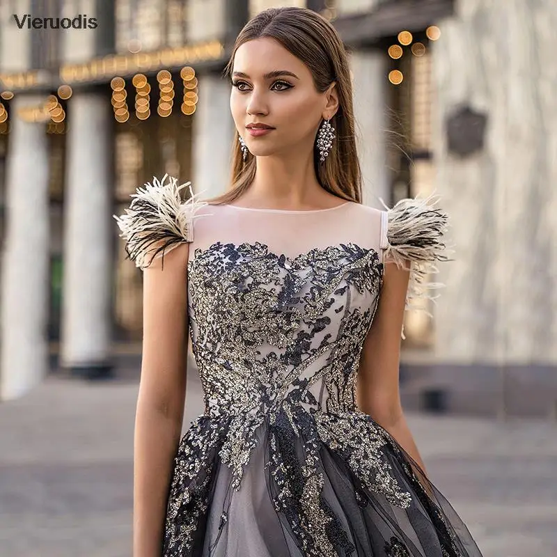 우아한 A라인 이브닝 드레스 글리터 레이스 아플리케 깃털 캡 슬리브 비딩 프롬 가운 스쿱 넥라인 파티 드레스