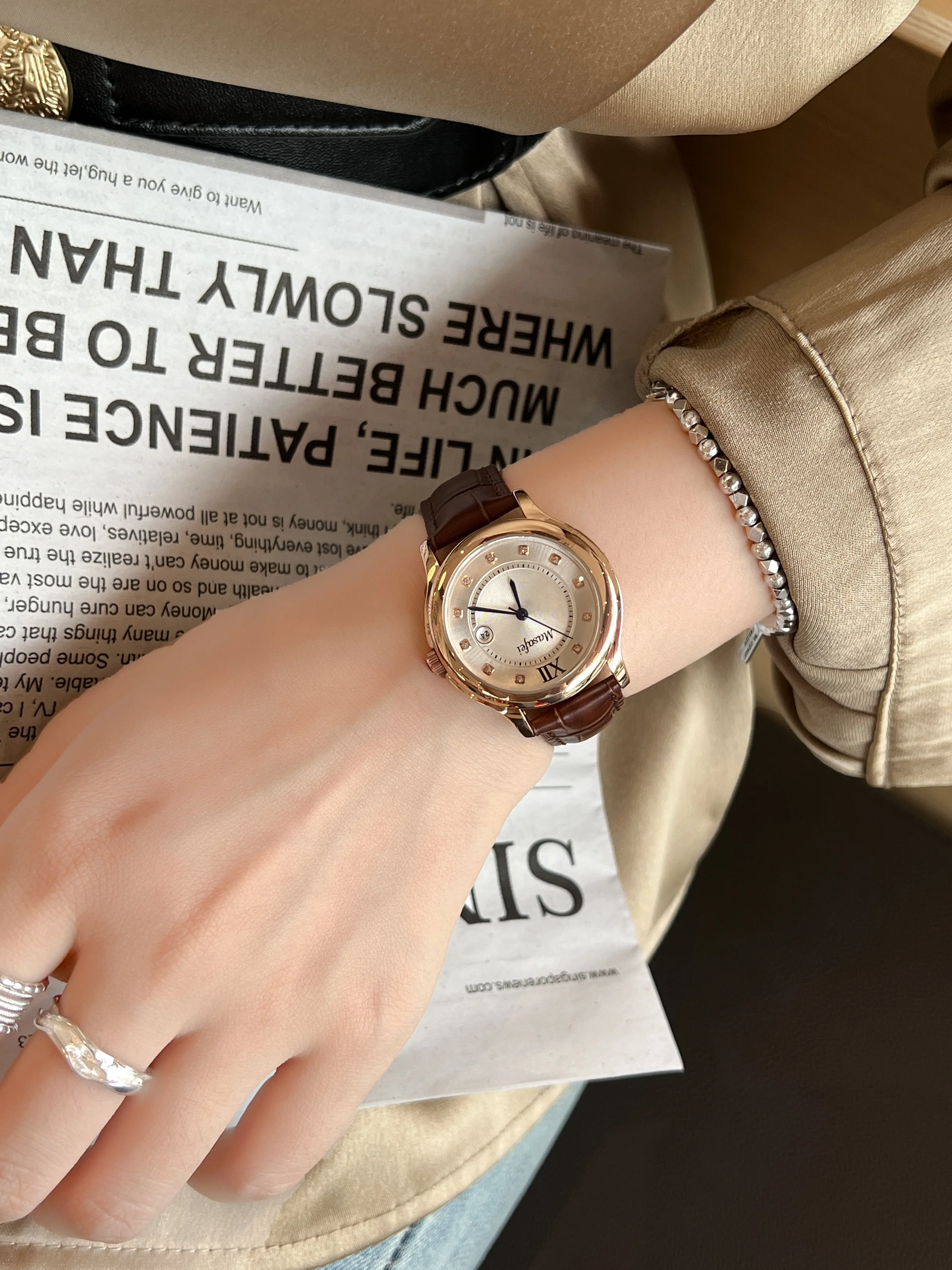 Relógio de quartzo estilo senhora com pulseira de couro balão azul