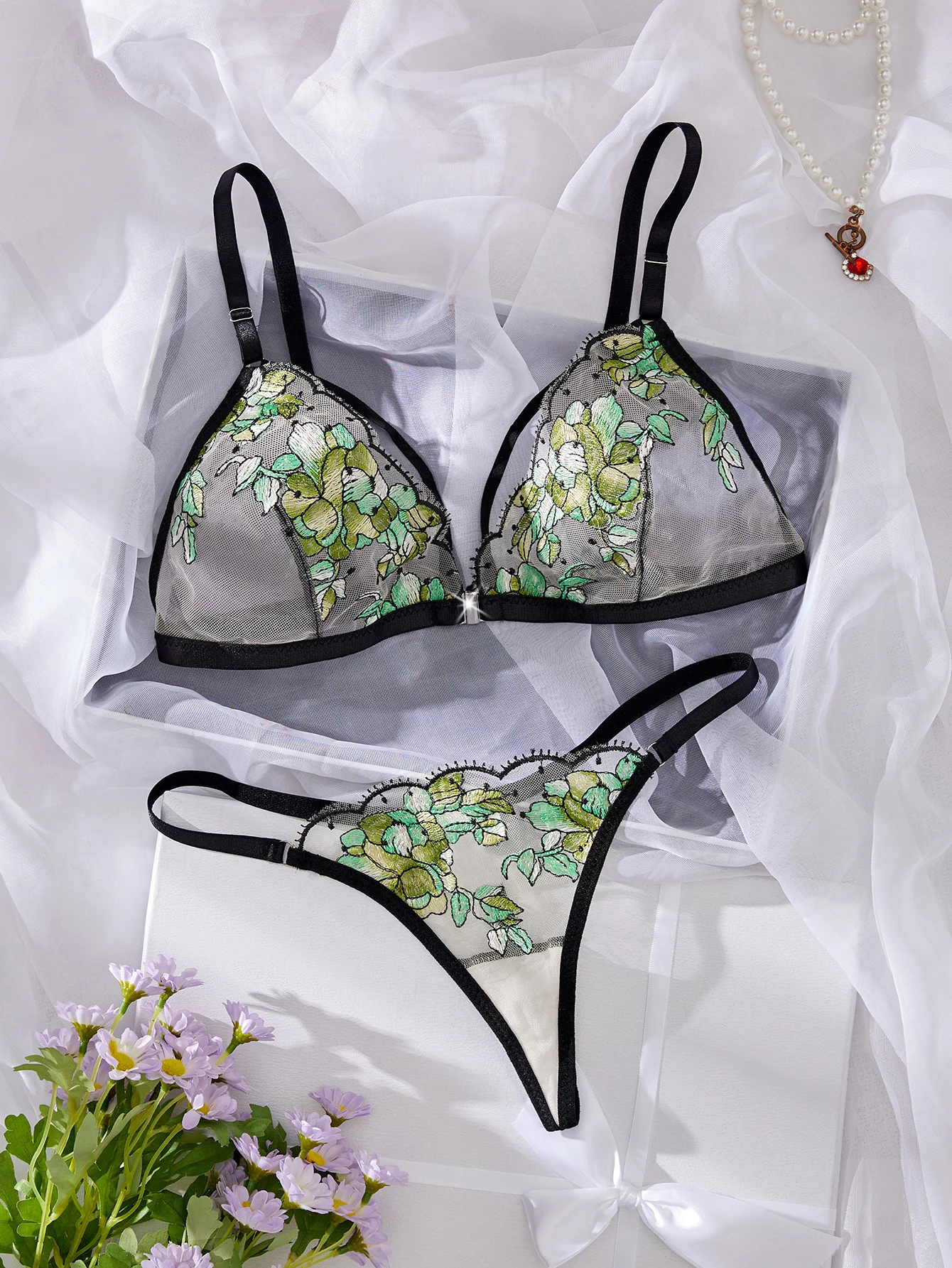 2024 ingerie Set Sexy Floral Embroidery Underwear Transparent front clasp bra Skin Care Kits Delicate Fairy Set Woman bralette