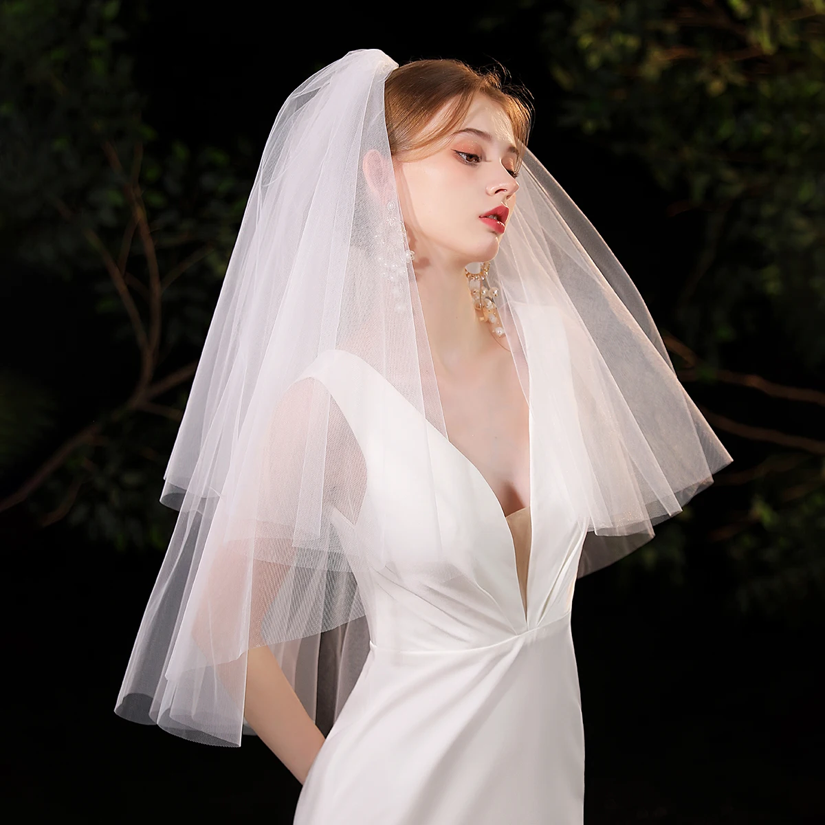 White elegant bridal veil, waist length veil suitable for women's weddings (excluding earrings)