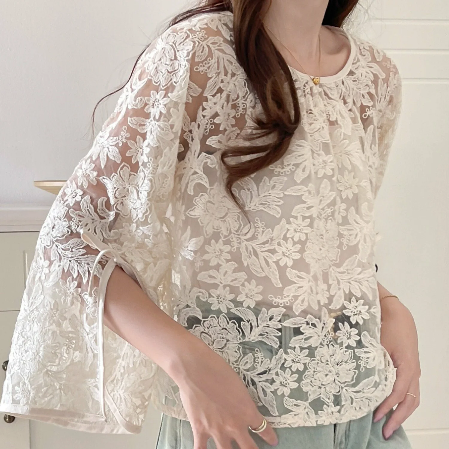 

Japanese and Korean Women's Summer New Round Neck Sleeveless Split Tie Floral Lace Shirt Lace Blouse Women's Top