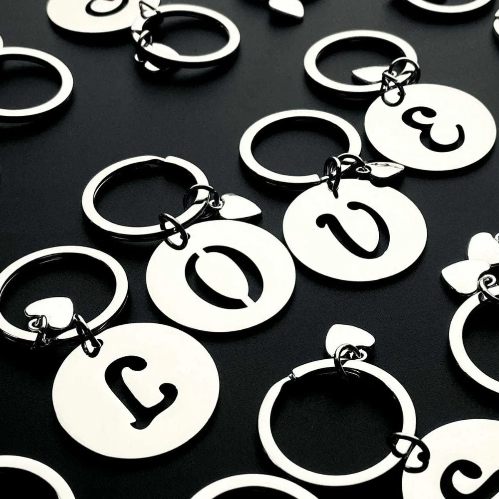 

Cross-border new European and American single-piece stainless steel letter heart-shaped keychain cross-border delivery