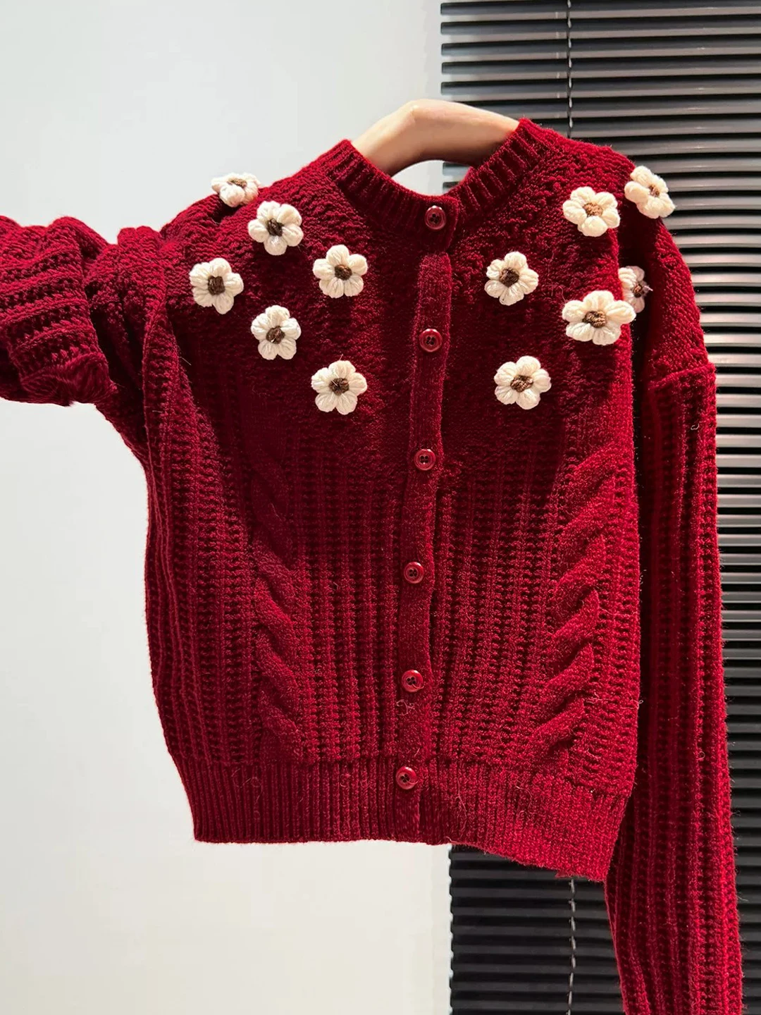 Embroidery Unique Design - Pull en tricot torsadé rouge pour