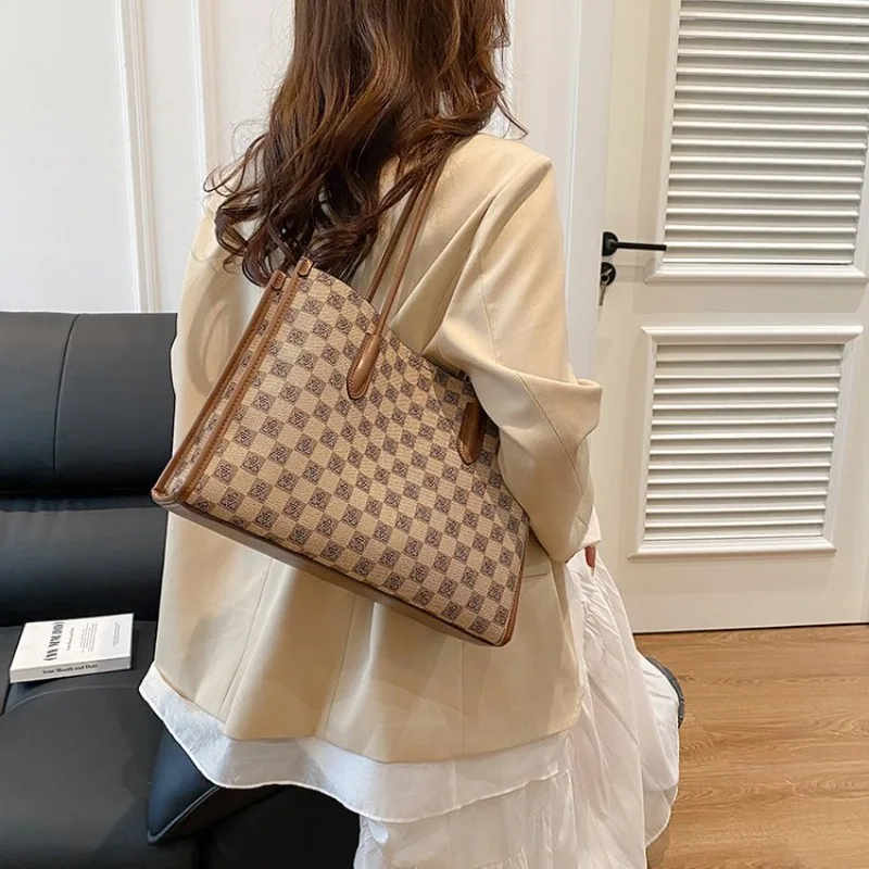 

2025 New Artistic European Style Shoulder Bag - High-End Exquisite Creative Crossbody Bag for Ladies