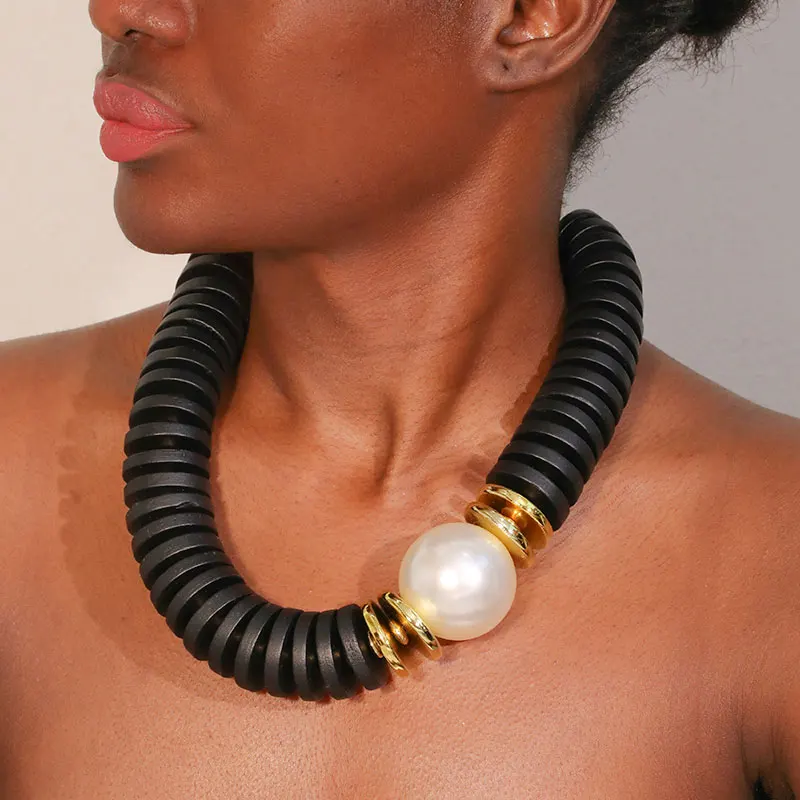 Statement Retro-Halskette mit Holzperlen, handgefertigt für Damen, trendiger Partyschmuck – Detail 3