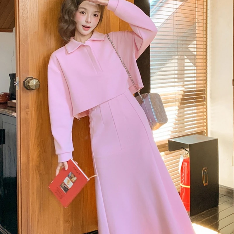 Modisches und lässiges einfarbiges zweiteiliges Set für Damen im Herbst 2022, neuer rosa Reverskragen-Pullover + halber Rock-Temperament-Set