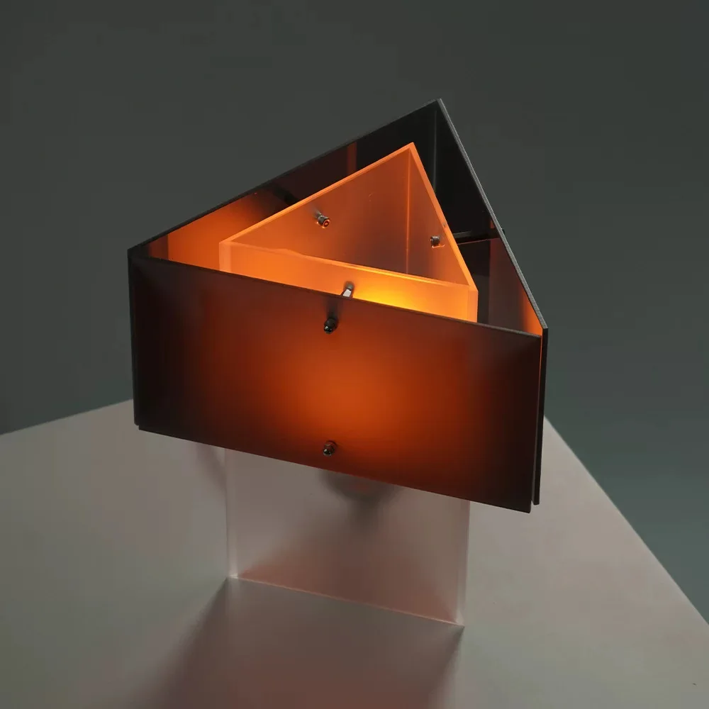 Moderne minimalistische creatieve geometrische driehoekige nachtlamp slaapkamer woonkamer creatieve transparante acryl decoratieve tafellamp