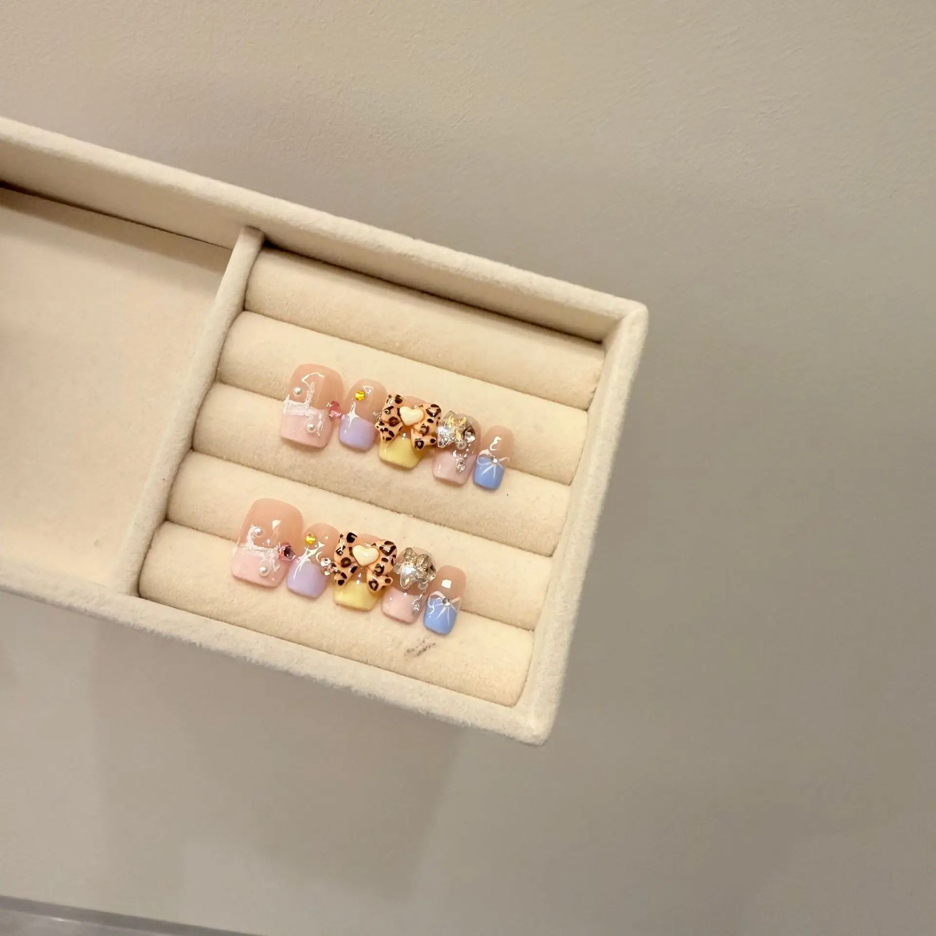 10 pièces Simple luxe mignon français à la main presse sur les ongles imprimé léopard arc faux ongles amovible réutilisable